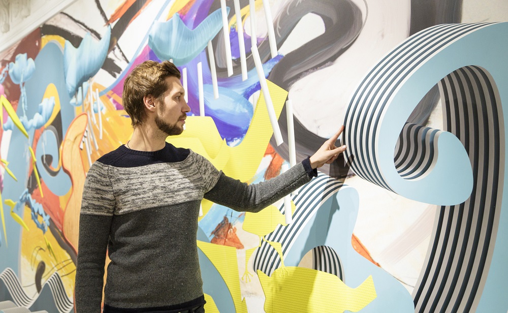 Степан Рябченко на тлі роботи